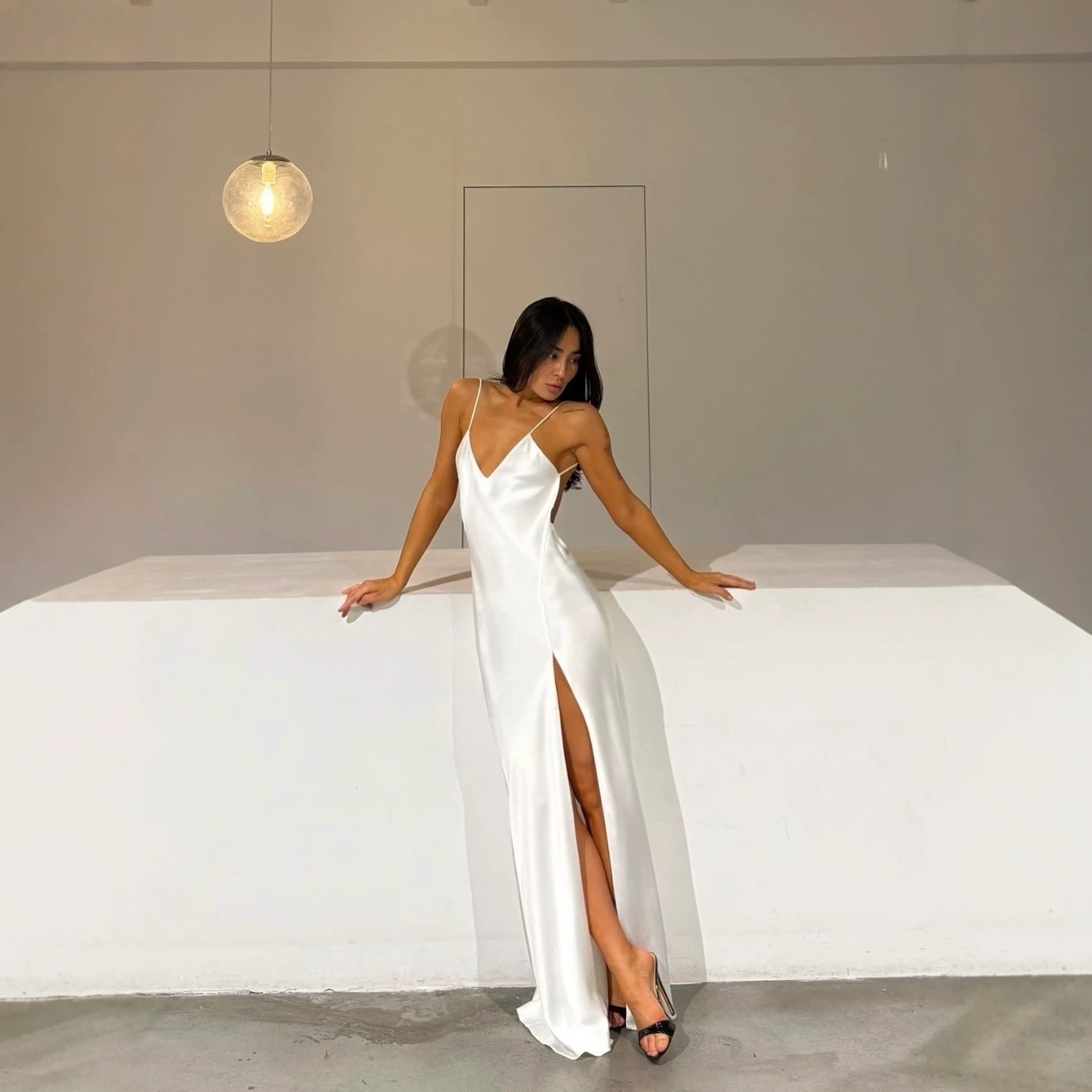White Satin Maxi Evening Dress - Elegant Satin Evening Gown Split recension och pris